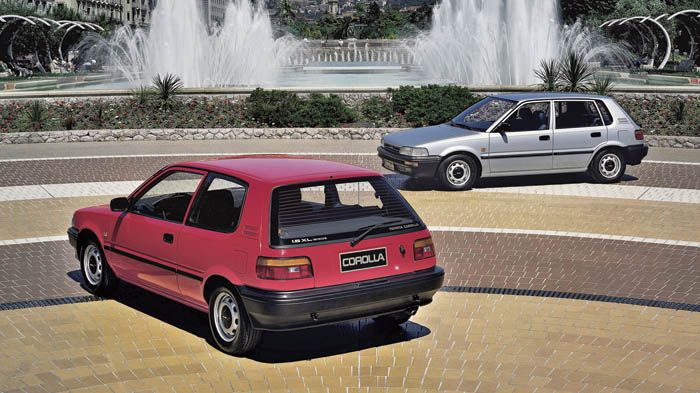 Συνεχίζοντας αποκλειστικά ως σεντάν, η 11η γενιά της Corolla λανσαρίστηκε πριν λίγες ημέρες στην Ελλάδα. Το 1993, στην αγορά είχαμε την 7η γενιά της (πάνω).